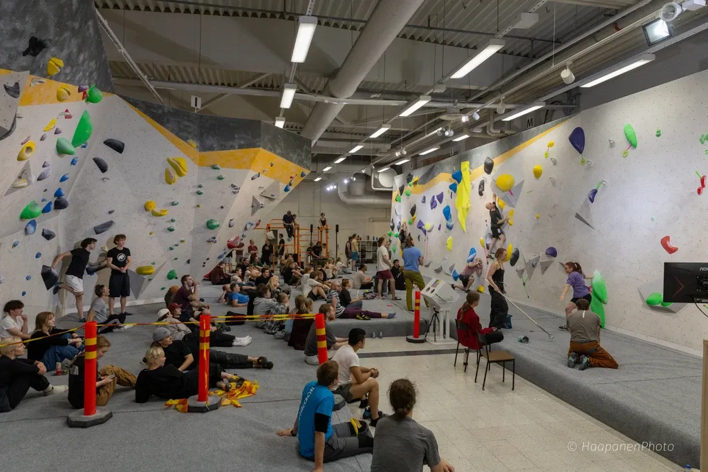 Kiipeilijöitä, tuomareita ja yleisöä SläbiSkaba-kilpailussa
